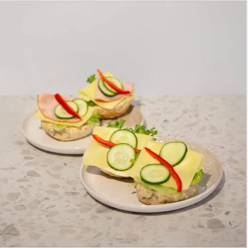 Smørbrød med skinke og ost